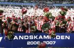 Eindhoven, 29 April 2007 Kampioenswestrijd PSV-Vitesse, eindstand 5-1
Seizoen 2006/2007 Onverwachts landskampioenschap voor PSV doordat de concurrent AZ verloor en Ajax een doelpunt tekort kwam
Phillip Cocu toont de kampioensschaal en is blij samen met o.a. Ibrahim Afellay Manuel Da Costa, Arouna Kone en Diego Tardelli,Gomes, Eric Addo, Alex PSV,Sun Xiang, Ibrahim Afellay, Timmy Simons  en Jefferson Farfan
Dit was officieel de laatste wedstrijd voor PSV-aanvoerder Phillip Cocu