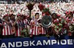 Eindhoven, 29 April 2007 Kampioenswestrijd PSV-Vitesse, eindstand 5-1
Seizoen 2006/2007 Onverwachts landskampioenschap voor PSV doordat de concurrent AZ verloor en Ajax een doelpunt tekort kwam
Phillip Cocu toont de kampioensschaal en is blij samen met o.a. Ibrahim Afellay Manuel Da Costa, Arouna Kone en Diego Tardelli,Gomes, Eric Addo, Alex PSV,Sun Xiang, Ibrahim Afellay, Timmy Simons, Patrick Kluivert, Jan Kromkamp en Jefferson Farfan
Dit was officieel de laatste wedstrijd voor PSV-aanvoerder Phillip Cocu