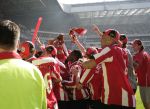 Eindhoven, 29 April 2007 Kampioenswestrijd PSV-Vitesse, eindstand 5-1
Seizoen 2006/2007 Onverwachts landskampioenschap voor PSV doordat de concurrent AZ verloor en Ajax een doelpunt tekort kwam
Phillip Cocu toont de kampioensschaal en is blij samen met o.a. Ibrahim Afellay Manuel Da Costa, Arouna Kone en Diego Tardelli,Gomes, Eric Addo, Alex PSV,Sun Xiang, Ibrahim Afellay, Timmy Simons, Patrick Kluivert, Jan Kromkamp en Jefferson Farfan
Dit was officieel de laatste wedstrijd voor PSV-aanvoerder Phillip Cocu