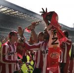 Eindhoven, 29 April 2007 Kampioenswestrijd PSV-Vitesse, eindstand 5-1
Seizoen 2006/2007 Onverwachts landskampioenschap voor PSV doordat de concurrent AZ verloor en Ajax een doelpunt tekort kwam
Phillip Cocu toont de kampioensschaal en is blij samen met o.a. Ibrahim Afellay Manuel Da Costa, Arouna Kone en Diego Tardelli,Gomes, Eric Addo, Alex PSV,Sun Xiang, Ibrahim Afellay, Timmy Simons, Patrick Kluivert, Jan Kromkamp en Jefferson Farfan
Dit was officieel de laatste wedstrijd voor PSV-aanvoerder Phillip Cocu