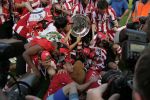 Eindhoven, 29 April 2007 Kampioenswestrijd PSV-Vitesse, eindstand 5-1
Seizoen 2006/2007 Onverwachts landskampioenschap voor PSV doordat de concurrent AZ verloor en Ajax een doelpunt tekort kwam
Phillip Cocu toont de kampioensschaal en is blij samen met o.a. Ibrahim Afellay Manuel Da Costa, Arouna Kone en Diego Tardelli,Gomes, Sun Xiang en Jefferson Farfan
Dit was officieel de laatste wedstrijd voor PSV-aanvoerder Phillip Cocu