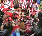 Eindhoven, 29 April 2007 Kampioenswestrijd PSV-Vitesse, eindstand 5-1
Seizoen 2006/2007 Onverwachts landskampioenschap voor PSV doordat de concurrent AZ verloor en Ajax een doelpunt tekort kwam
Phillip Cocu toont de kampioensschaal en is blij samen met o.a. Ibrahim Afellay Manuel Da Costa, Arouna Kone en Diego Tardelli,Gomes, Eric Addo, Alex PSV,Sun Xiang, Ibrahim Afellay, Timmy Simons, Patrick Kluivert, Jan Kromkamp en Jefferson Farfan
Dit was officieel de laatste wedstrijd voor PSV-aanvoerder Phillip Cocu