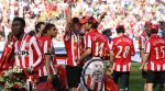 Eindhoven, 29 April 2007 Kampioenswestrijd PSV-Vitesse, eindstand 5-1
Seizoen 2006/2007 Onverwachts landskampioenschap voor PSV doordat de concurrent AZ verloor en Ajax een doelpunt tekort kwam
Phillip Cocu toont de kampioensschaal en is blij samen met o.a. Ibrahim Afellay Manuel Da Costa, Arouna Kone en Diego Tardelli,Gomes, Eric Addo, Alex PSV,Sun Xiang, Ibrahim Afellay, Timmy Simons, Patrick Kluivert, Jan Kromkamp en Jefferson Farfan
Dit was officieel de laatste wedstrijd voor PSV-aanvoerder Phillip Cocu
