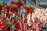 Eindhoven, 29 April 2007 Kampioenswestrijd PSV-Vitesse, eindstand 5-1
Seizoen 2006/2007 Onverwachts landskampioenschap voor PSV doordat de concurrent AZ verloor en Ajax een doelpunt tekort kwam
Phillip Cocu toont de kampioensschaal en is blij samen met o.a. Ibrahim Afellay Manuel Da Costa, Arouna Kone en Diego Tardelli
Dit was officieel de laatste wedstrijd voor PSV-aanvoerder Phillip Cocu