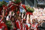 Eindhoven, 29 April 2007 Kampioenswestrijd PSV-Vitesse, eindstand 5-1
Seizoen 2006/2007 Onverwachts landskampioenschap voor PSV doordat de concurrent AZ verloor en Ajax een doelpunt tekort kwam
Phillip Cocu toont de kampioensschaal en is blij samen met o.a. Ibrahim Afellay Manuel Da Costa, Arouna Kone en Diego Tardelli,Gomes, Eric Addo, Alex PSV,Sun Xiang, Ibrahim Afellay, Timmy Simons, Patrick Kluivert, Jan Kromkamp en Jefferson Farfan
Dit was officieel de laatste wedstrijd voor PSV-aanvoerder Phillip Cocu
