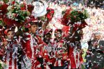 Eindhoven, 29 April 2007 Kampioenswestrijd PSV-Vitesse, eindstand 5-1
Seizoen 2006/2007 Onverwachts landskampioenschap voor PSV doordat de concurrent AZ verloor en Ajax een doelpunt tekort kwam
Phillip Cocu toont de kampioensschaal en is blij samen met o.a. Ibrahim Afellay Manuel Da Costa, Sun Xiang
Dit was officieel de laatste wedstrijd voor PSV-aanvoerder Phillip Cocu