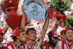 Eindhoven, 29 April 2007 Kampioenswestrijd PSV-Vitesse, eindstand 5-1
Seizoen 2006/2007 Onverwachts landskampioenschap voor PSV doordat de concurrent AZ verloor en Ajax een doelpunt tekort kwam
Phillip Cocu toont de kampioensschaal en is blij samen met o.a. Ibrahim Afellay Manuel Da Costa, Arouna Kone en Diego Tardelli,Gomes, Eric Addo, Alex PSV,Sun Xiang, Ibrahim Afellay, Timmy Simons, Patrick Kluivert, Jan Kromkamp en Jefferson Farfan
Dit was officieel de laatste wedstrijd voor PSV-aanvoerder Phillip Cocu