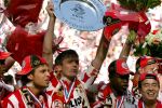 Eindhoven, 29 April 2007 Kampioenswestrijd PSV-Vitesse, eindstand 5-1
Seizoen 2006/2007 Onverwachts landskampioenschap voor PSV doordat de concurrent AZ verloor en Ajax een doelpunt tekort kwam
Phillip Cocu toont de kampioensschaal en is blij samen met o.a. Ibrahim Afellay Manuel Da Costa, Arouna Kone en Sun Xiang
Dit was officieel de laatste wedstrijd voor PSV-aanvoerder Phillip Cocu