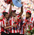 Eindhoven, 29 April 2007 Kampioenswestrijd PSV-Vitesse, eindstand 5-1
Seizoen 2006/2007 Onverwachts landskampioenschap voor PSV doordat de concurrent AZ verloor en Ajax een doelpunt tekort kwam
Patrick Kluivert en Phillip Cocu met de kampioensschaal