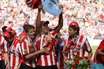 Eindhoven, 29 April 2007 Kampioenswestrijd PSV-Vitesse, eindstand 5-1
Seizoen 2006/2007 Onverwachts landskampioenschap voor PSV doordat de concurrent AZ verloor en Ajax een doelpunt tekort kwam
Patrick Kluivert, Manuel Da Costa en Phillip Cocu met de kampioensschaal