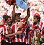 Eindhoven, 29 April 2007 Kampioenswestrijd PSV-Vitesse, eindstand 5-1
Seizoen 2006/2007 Onverwachts landskampioenschap voor PSV doordat de concurrent AZ verloor en Ajax een doelpunt tekort kwam
Patrick Kluivert, Manuel Da Costa en Phillip Cocu met de kampioensschaal