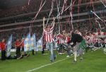 Eindhoven, 1 Mei 2007 Hulding Selektie van PSV in het PSV-stadion 2 dagen nadat zij voor de 20e maal kampioen zijn geworden van Nederland
Aanvoerder Phillip Cocu wordt vervelkomd door 35 000 supporters