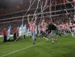 Eindhoven, 1 Mei 2007 Hulding Selektie van PSV in het PSV-stadion 2 dagen nadat zij voor de 20e maal kampioen zijn geworden van Nederland
Aanvoerder Phillip Cocu wordt vervelkomd door 35 000 supporters