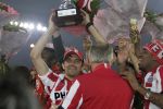 Eindhoven, 1 Mei 2007 Hulding Selektie van PSV in het PSV-stadion 2 dagen nadat zij voor de 20e maal kampioen zijn geworden van Nederland
Aanvoerder Phillip Cocu met de stadsbeker