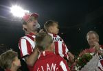 Eindhoven, 1 Mei 2007 Hulding Selektie van PSV in het PSV-stadion 2 dagen nadat zij voor de 20e maal kampioen zijn geworden van Nederland
Aanvoerder Phillip Cocu met zijn zoontje spreekt de supporters toe