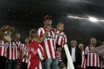 Eindhoven, 1 Mei 2007 Hulding Selektie van PSV in het PSV-stadion 2 dagen nadat zij voor de 20e maal kampioen zijn geworden van Nederland
Aanvoerder Phillip Cocu met zijn zoontje spreekt de supporters toe