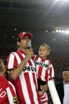 Eindhoven, 1 Mei 2007 Hulding Selektie van PSV in het PSV-stadion 2 dagen nadat zij voor de 20e maal kampioen zijn geworden van Nederland
Aanvoerder Phillip Cocu met zijn zoontje spreekt de supporters toe