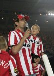 Eindhoven, 1 Mei 2007 Hulding Selektie van PSV in het PSV-stadion 2 dagen nadat zij voor de 20e maal kampioen zijn geworden van Nederland
Aanvoerder Phillip Cocu met zijn zoontje spreekt de supporters toe