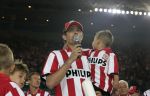 Eindhoven, 1 Mei 2007 Hulding Selektie van PSV in het PSV-stadion 2 dagen nadat zij voor de 20e maal kampioen zijn geworden van Nederland
Aanvoerder Phillip Cocu met zijn zoontje spreekt de supporters toe