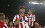 Eindhoven, 1 Mei 2007 Hulding Selektie van PSV in het PSV-stadion 2 dagen nadat zij voor de 20e maal kampioen zijn geworden van Nederland
Aanvoerder Phillip Cocu met zijn zoontje spreekt de supporters toe