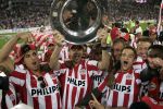 Eindhoven, 1 Mei 2007 Hulding Selektie van PSV in het PSV-stadion 2 dagen nadat zij voor de 20e maal kampioen zijn geworden van Nederland
Aanvoerder Phillip Cocu met de kampioensschaal met o.a.: Manuel Da Costa, Gomes, Ibrahim Afellay, Jan Kromkamp, Eric Addo