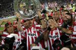 Eindhoven, 1 Mei 2007 Hulding Selektie van PSV in het PSV-stadion 2 dagen nadat zij voor de 20e maal kampioen zijn geworden van Nederland
Aanvoerder Phillip Cocu met de kampioensschaal met o.a.: Manuel Da Costa, Gomes, Ibrahim Afellay, Jan Kromkamp, Eric Addo