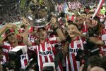 Eindhoven, 1 Mei 2007 Hulding Selektie van PSV in het PSV-stadion 2 dagen nadat zij voor de 20e maal kampioen zijn geworden van Nederlan
Aanvoerder Phillip Cocu met de kampioensschaal met o.a.: Manuel Da Costa, Gomes, Ibrahim Afellay