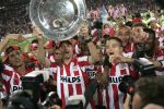 Eindhoven, 1 Mei 2007 Hulding Selektie van PSV in het PSV-stadion 2 dagen nadat zij voor de 20e maal kampioen zijn geworden van Nederland
Aanvoerder Phillip Cocu met de kampioensschaal met o.a.: Manuel Da Costa, Gomes, Ibrahim Afellay, Jan Kromkamp, Eric Addo