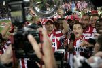 Eindhoven, 1 Mei 2007 Hulding Selektie van PSV in het PSV-stadion 2 dagen nadat zij voor de 20e maal kampioen zijn geworden van Nederland
Aanvoerder Phillip Cocu met de kampioensschaal met o.a.: Manuel Da Costa, Gomes, Ibrahim Afellay