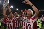 Eindhoven, 1 Mei 2007 Hulding Selektie van PSV in het PSV-stadion 2 dagen nadat zij voor de 20e maal kampioen zijn geworden van Nederland
Aanvoerder Phillip Cocu met de kampioensschaal met o.a.: Manuel Da Costa, Gomes, Ibrahim Afellay, Mika Vayrynen, Patrick Kluivert, Timmy Simons