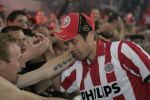 Eindhoven, 1 Mei 2007 Hulding Selektie van PSV in het PSV-stadion 2 dagen nadat zij voor de 20e maal kampioen zijn geworden van Nederland
Aanvoerder Phillip Cocu met enkele supporters in gesprek