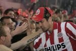 Eindhoven, 1 Mei 2007 Hulding Selektie van PSV in het PSV-stadion 2 dagen nadat zij voor de 20e maal kampioen zijn geworden van Nederland
Aanvoerder Phillip Cocu met enkele supporters in gesprek