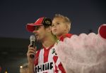 Eindhoven, 1 Mei 2007 Hulding Selektie van PSV in het PSV-stadion 2 dagen nadat zij voor de 20e maal kampioen zijn geworden van Nederland
Aanvoerder Phillip Cocu met zijn zoontje spreekt de supporters toe