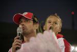 Eindhoven, 1 Mei 2007 Hulding Selektie van PSV in het PSV-stadion 2 dagen nadat zij voor de 20e maal kampioen zijn geworden van Nederland
Aanvoerder Phillip Cocu met zijn zoontje spreekt de supporters toe