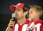 Eindhoven, 1 Mei 2007 Hulding Selektie van PSV in het PSV-stadion 2 dagen nadat zij voor de 20e maal kampioen zijn geworden van Nederlan
Aanvoerder Phillip Cocu met zijn zoontje spreekt de supporters toe