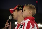 Eindhoven, 1 Mei 2007 Hulding Selektie van PSV in het PSV-stadion 2 dagen nadat zij voor de 20e maal kampioen zijn geworden van Nederland
Aanvoerder Phillip Cocu met zijn zoontje spreekt de supporters toe