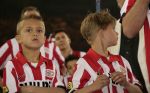 Eindhoven, 1 Mei 2007 Hulding Selektie van PSV in het PSV-stadion 2 dagen nadat zij voor de 20e maal kampioen zijn geworden van Nederland
Aanvoerder Phillip Cocu twee van zijn kinderen
