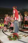Eindhoven, 1 Mei 2007 Hulding Selektie van PSV in het PSV-stadion 2 dagen nadat zij voor de 20e maal kampioen zijn geworden van Nederland
Aanvoerder Phillip Cocu met zijn 3 kinderen