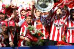 Eindhoven, 29 April 2007 Kampioenswestrijd PSV-Vitesse, eindstand 5-1
Seizoen 2006/2007 Onverwachts landskampioenschap voor PSV doordat de concurrent AZ verloor en Ajax een doelpunt tekort kwam
PSV-aanvoerder Phillip Cocu is blij en toont de kampioensschaal
Dit was officieel zijn laatste wedstrijd voor PSV