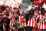 Eindhoven, 29 April 2007 Kampioenswestrijd PSV-Vitesse, eindstand 5-1
Seizoen 2006/2007 Onverwachts landskampioenschap voor PSV doordat de concurrent AZ verloor en Ajax een doelpunt tekort kwam
PSV-aanvoerder Phillip Cocu is blij en toont de kampioensschaal
Dit was officieel zijn laatste wedstrijd voor PSV