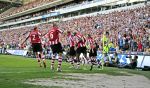 Eindhoven, 29 April 2007 Kampioenswestrijd PSV-Vitesse, eindstand 5-1
Seizoen 2006/2007 Onverwachts landskampioenschap voor PSV doordat de concurrent AZ verloor en Ajax een doelpunt tekort kwam.
Phillip Cocu die aankondigde dat dit officieel zijn laatste wedstrijd was bij PSV wordt gefeliciteerd door Ibrahim Afellay, Arouna Kone, Jan Kromkamp