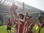 Eindhoven, 29 April 2007 Kampioenswestrijd PSV-Vitesse, eindstand 5-1
Seizoen 2006/2007 Onverwachts landskampioenschap voor PSV doordat de concurrent AZ verloor en Ajax een doelpunt tekort kwam
PSV-aanvoerder Phillip Cocu is blij
Dit was officieel zijn laatste wedstrijd voor PSV