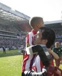 Eindhoven, 29 April 2007 Kampioenswestrijd PSV-Vitesse, eindstand 5-1
Seizoen 2006/2007 Onverwachts landskampioenschap voor PSV doordat de concurrent AZ verloor en Ajax een doelpunt tekort kwam
PSV-aanvoerder Phillip Cocu is blij
Dit was officieel zijn laatste wedstrijd voor PSV