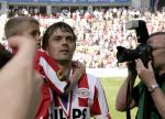 Eindhoven, 29 April 2007 Kampioenswestrijd PSV-Vitesse, eindstand 5-1
Seizoen 2006/2007 Onverwachts landskampioenschap voor PSV doordat de concurrent AZ verloor en Ajax een doelpunt tekort kwam
PSV-aanvoerder Phillip Cocu is blij
Dit was officieel zijn laatste wedstrijd voor PSV
Rechts fotograaf Rene Manders