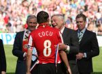 Eindhoven, 29 April 2007 Kampioenswestrijd PSV-Vitesse, eindstand 5-1
Seizoen 2006/2007 Onverwachts landskampioenschap voor PSV doordat de concurrent AZ verloor en Ajax een doelpunt tekort kwam
PSV-aanvoerder Phillip Cocu ontvangt de kampioensschaal uit handen van een KNVB vertegenwoordiger