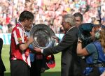 Eindhoven, 29 April 2007 Kampioenswestrijd PSV-Vitesse, eindstand 5-1
Seizoen 2006/2007 Onverwachts landskampioenschap voor PSV doordat de concurrent AZ verloor en Ajax een doelpunt tekort kwam
PSV-aanvoerder Phillip Cocu ontvangt de kampioensschaal uit handen van een KNVB vertegenwoordiger
