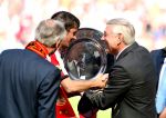 Eindhoven, 29 April 2007 Kampioenswestrijd PSV-Vitesse, eindstand 5-1
Seizoen 2006/2007 Onverwachts landskampioenschap voor PSV doordat de concurrent AZ verloor en Ajax een doelpunt tekort kwam
PSV-aanvoerder Phillip Cocu ontvangt de kampioensschaal uit handen van een KNVB vertegenwoordiger
