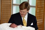 Den Haag 11 april 2007
Prins Willem Alexander toont zijn derde dochter Prinses... aan de pers in het bronovo ziekenhuis.