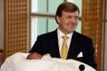 Den Haag 11 april 2007
Prins Willem Alexander toont zijn derde dochter Prinses... aan de pers in het bronovo ziekenhuis.
