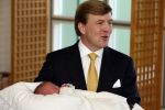 Den Haag 11 april 2007
Prins Willem Alexander toont zijn derde dochter Prinses... aan de pers in het bronovo ziekenhuis.